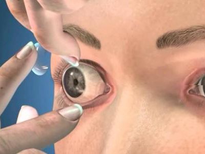 How to wear a contact lens for the first time